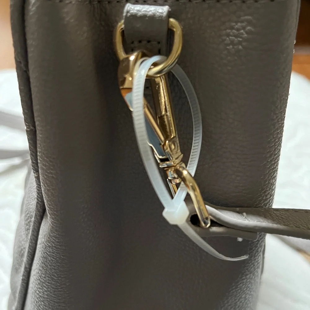 Betsey Johnson NWOTs Gray Heart Handbag. - Picture 8 of 10